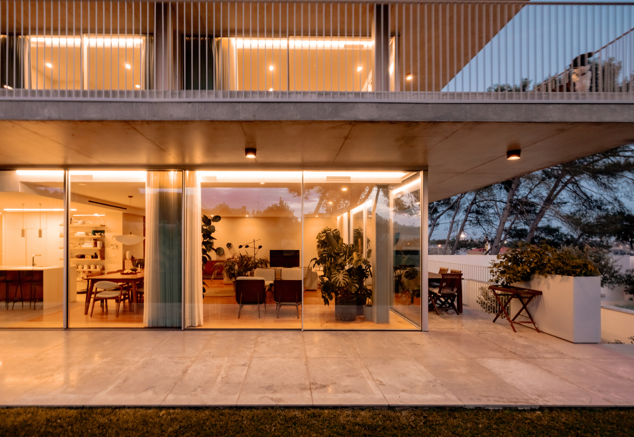 Casa única portuguesa traz a natureza para o interior